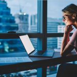 تاثیر مخرب خیره شدن به نمایشگرها روی پوست صورت